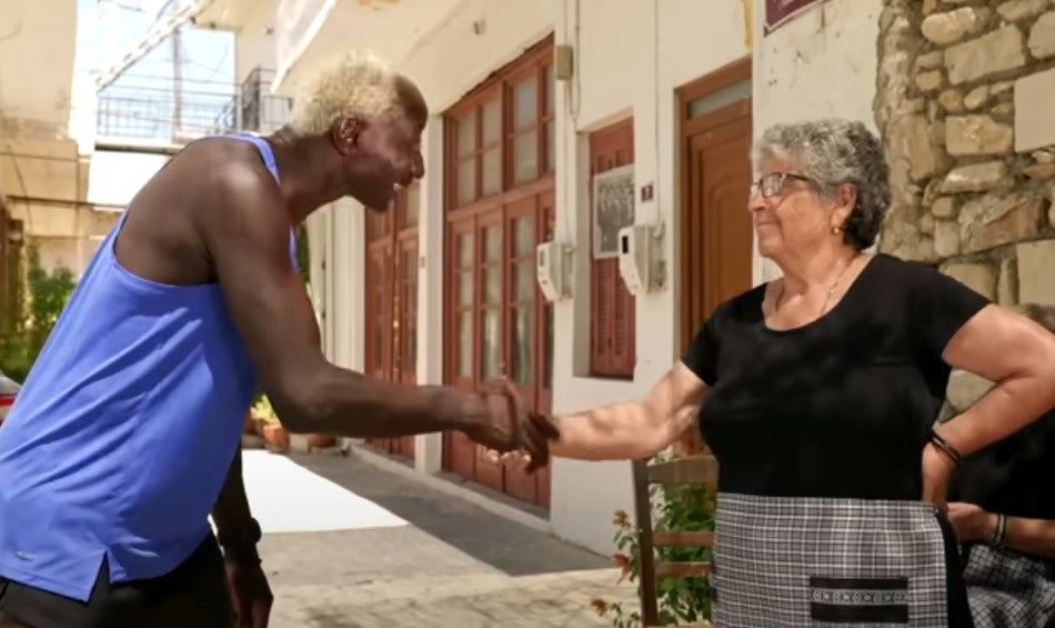 Ημιμαραθώνιος Κρήτης: Νέο συγκλονιστικό σποτάκι -  Τι λέει η γιαγιά που πρωταγωνιστεί για τον Πατρίκ Ογκουνσότο